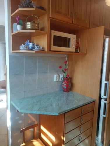 Una cocina o zona de cocina en Júlia Apartman