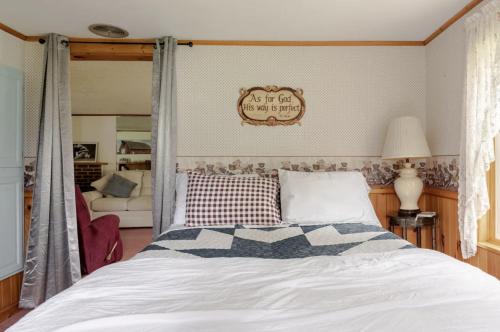 Ліжко або ліжка в номері Karen?s Country Cottage