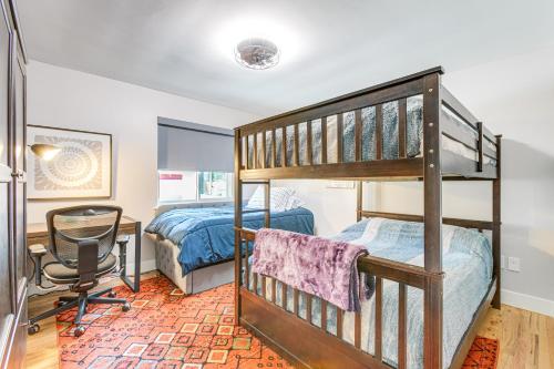 una camera con letto a castello e scrivania di Luxury Wheat Ridge Home with Private Hot Tub and Sauna a Wheat Ridge