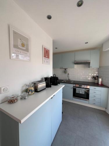 une cuisine avec des armoires blanches et un comptoir dans l'établissement Antibes, tout à vos pieds, à Antibes