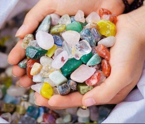 a hand holding a handful of rocks at Đá Quý Duyên Chiến in Tam Ðiệp