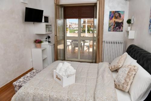 ein Wohnzimmer mit einem weißen Bett und einem Sofa in der Unterkunft Casa Donna di Cuori in Fiumicino
