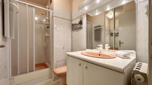 une salle de bain avec un lavabo et une douche dans l'établissement Appartement pour 4 personnes proche mer, au Crotoy