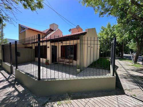 una cerca frente a una casa en Las Balda, tu casita en Viedma, en Viedma