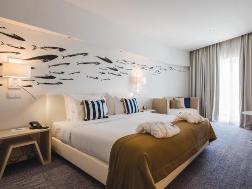 - une chambre d'hôtel avec un grand lit dans l'établissement MH Peniche, à Peniche