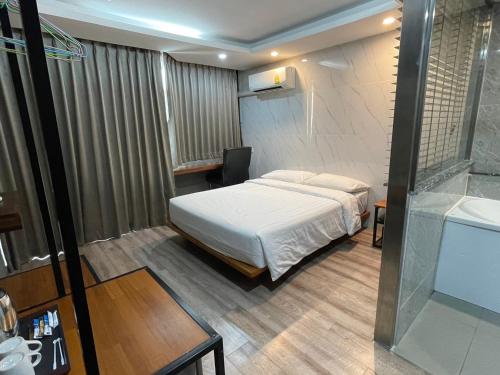 a hotel room with a bed and a bathroom at Bangkok City Link Hotel in Bangkok