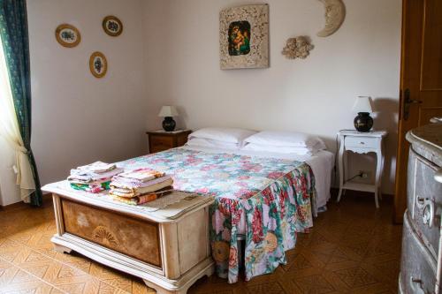Un dormitorio con una cama y una mesa con toallas. en Villa Raffaella, en Selvatelle