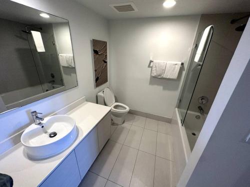 Ένα μπάνιο στο Waterfront Beach Apartment