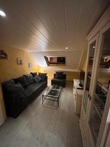 un salon avec un canapé et une table dans l'établissement Appartement indépendant à 500 mètres de la mer, à Saint-Gildas-de-Rhuys