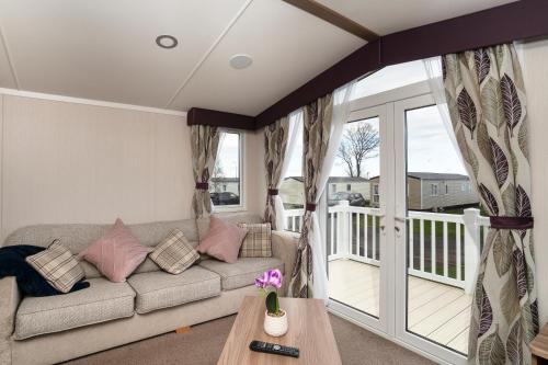 Ein Sitzbereich in der Unterkunft CALI - 3Bed - Static Caravan
