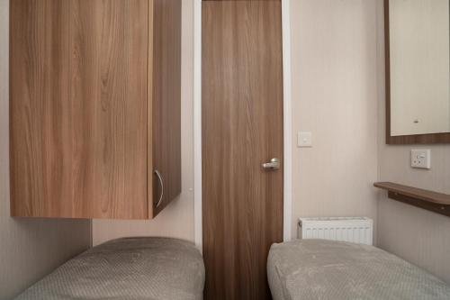 Ein Bett oder Betten in einem Zimmer der Unterkunft CALI - 3Bed - Static Caravan