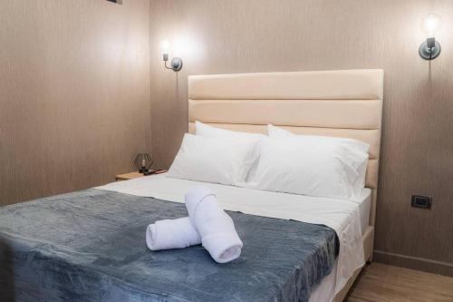 a white pillow sitting on a bed in a room at Apartamento en provenza mas desayuno mas Jacuzzi in Medellín