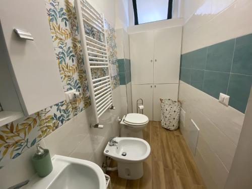 un bagno bianco con lavandino e WC di Casa vacanza: The Wind Rose a Vietri