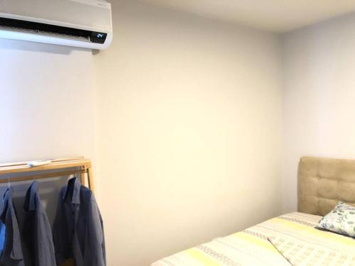a bedroom with a bed and a wall mounted air conditioner at Flat mobiliado na rua da Aurora in Recife