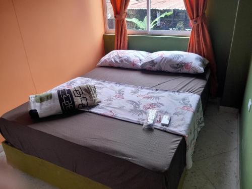 2 camas individuales en una habitación con ventana en Hotel Mar Azul, en Acacías