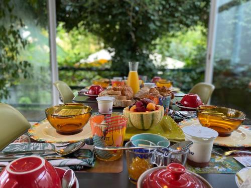 - une table avec de la nourriture et d'autres plats dans l'établissement Maison Belmont Eymet, à Eymet