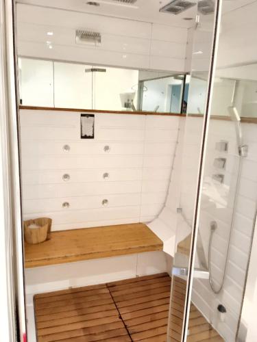 La petite salle de bains est pourvue d'une douche et d'un banc. dans l'établissement Appartement spacieux à Aix-en-Provence 100 m² avec hammam, à Aix-en-Provence