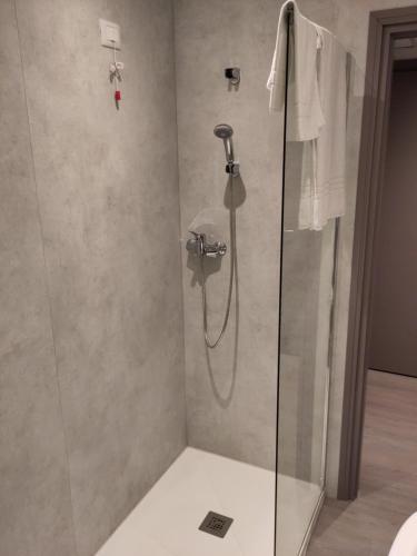 eine Dusche im Bad mit einer Duschkabine aus Glas in der Unterkunft Hotel Europa in Cento