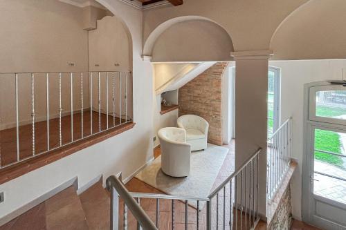 eine Treppe in einem Haus mit Treppenaufgang in der Unterkunft Dimora Il Convento in Scrofiano