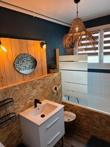 uma casa de banho com um lavatório branco num quarto em L’Etape berrichonne em Déols