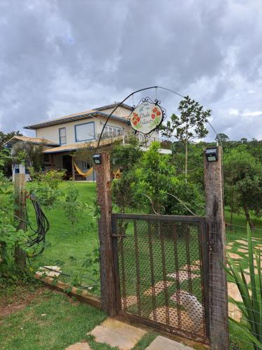brama w ogrodzie z domem w obiekcie Chalé Antúrios - Lavras Novas w mieście Lavras Novas