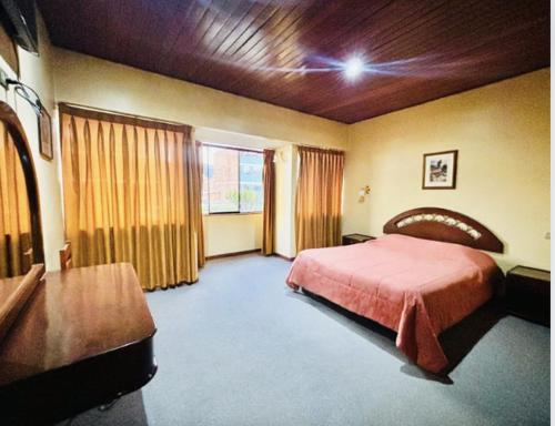 ein Hotelzimmer mit einem Bett und einem Fenster in der Unterkunft Hotel Los Portales in Huaraz