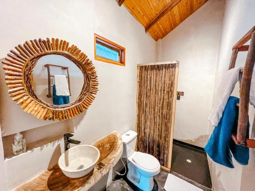 La salle de bains est pourvue d'un lavabo, de toilettes et d'un miroir. dans l'établissement Hotel Gavia - Rio y Mar, à Palomino