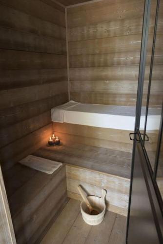 - un petit sauna avec un lit et un seau dans l'établissement LE DOMAINE 5 étoiles Spa Saint Quenin Vaison 30 personnes MONT VENTOUX PROVENCE, à Vaison-la-Romaine