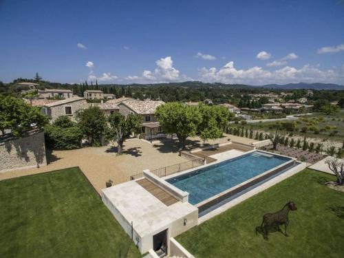 an aerial view of a house with a swimming pool at LE DOMAINE 5 étoiles Spa Saint Quenin Vaison 30 personnes MONT VENTOUX PROVENCE in Vaison-la-Romaine