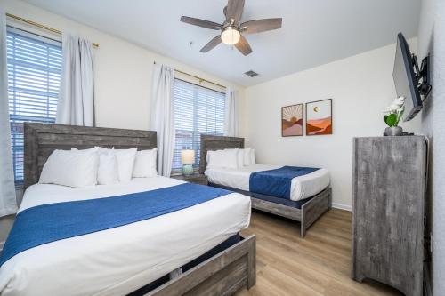 Llit o llits en una habitació de New Listing, Beautiful Townhome, Vista Cay - 4014