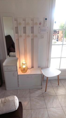 Cette petite chambre comprend une table et un miroir. dans l'établissement L'Ecrin Meublé de tourisme classé 3 étoiles, à La Bâtie-Neuve