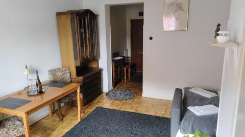 un soggiorno con scrivania e sedia di Full Apartment a Malmö