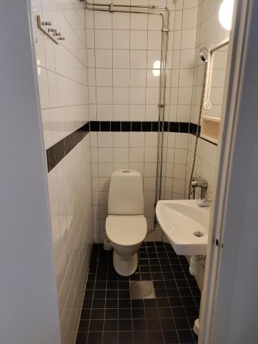 uma casa de banho com um WC e um lavatório em Full Apartment em Malmo