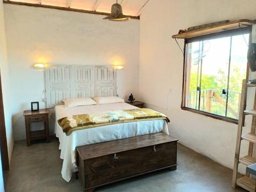 - une chambre avec un grand lit et une fenêtre dans l'établissement Casinha do Milho - Visual único!, à Milho Verde