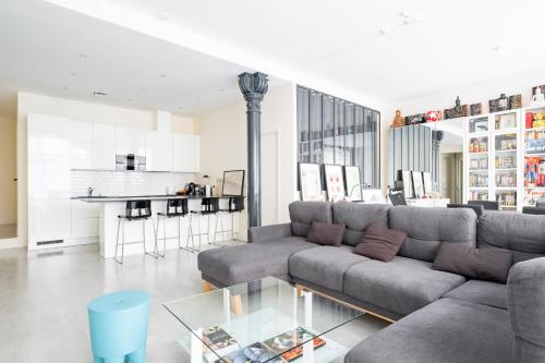 un salon avec un canapé et une table dans l'établissement Veeve - Halles Heaven, à Paris