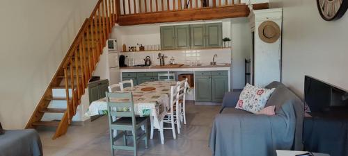 une cuisine et une salle à manger avec une table et des chaises dans l'établissement Les citronniers et les mimosas, à Hyères