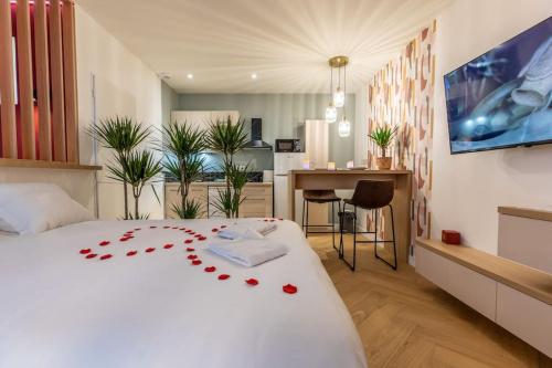 - une chambre avec un lit doté de coeurs rouges dans l'établissement Loveroom en centre ville avec jacuzzi - Notre dame, à Clermont-Ferrand