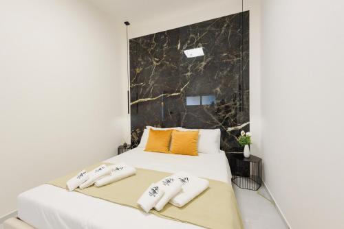 ein Schlafzimmer mit einem Bett mit zwei Kissen darauf in der Unterkunft Salentin Home - WindRelax in San Pietro in Bevagna