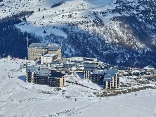 une station de ski dans la neige en face d'une montagne dans l'établissement Appartement T3 Duplex Cures ou vacances, En plein Centre-ville Allée d'Ethigny, à Luchon