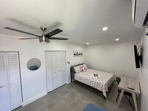 1 dormitorio con 1 cama y ventilador de techo en LYZ Miami Airport, en Miami