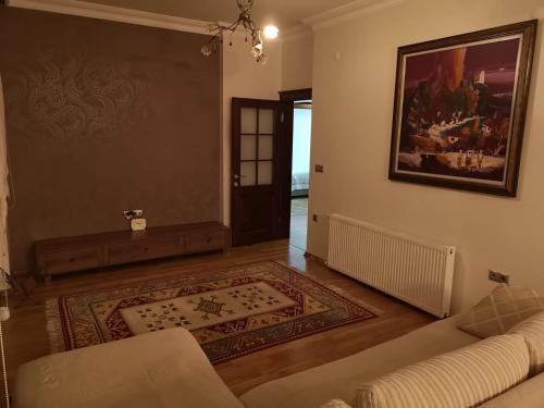 uma sala de estar com um sofá e um tapete em Beşirli Luxury Apartments em Trabzon