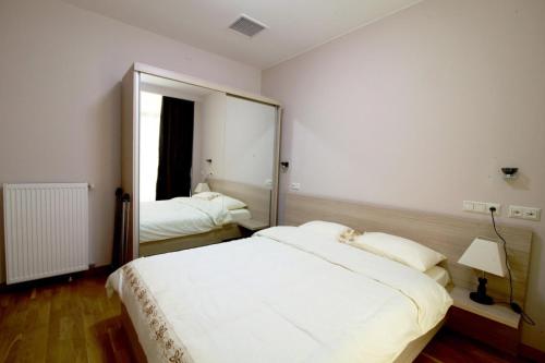 Una cama o camas en una habitación de BBC Apartment