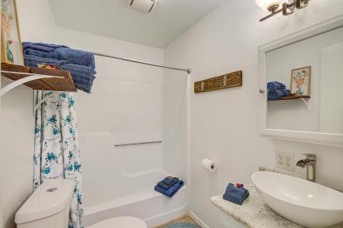 ein Badezimmer mit einem weißen WC und einem Waschbecken in der Unterkunft Trinity River Cottage with Deck and Water Views in Cleveland