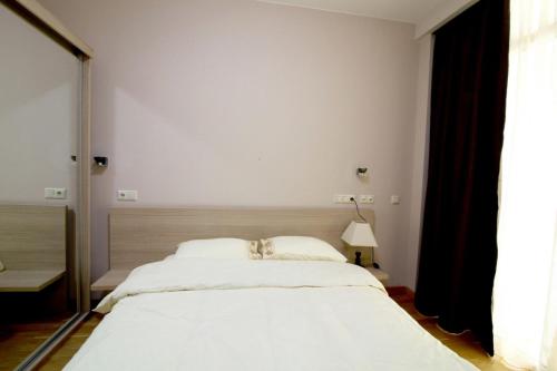 Una cama o camas en una habitación de BBC Apartment