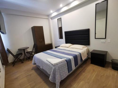 sypialnia z łóżkiem z niebiesko-białym kocem w obiekcie Hotel Sol de Marcona w mieście San Juan