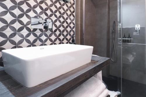 um banheiro com uma pia branca e um chuveiro em Primopiano - Ugo Bassi em Milão