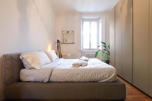 um quarto com uma cama com dois ursinhos de pelúcia em Primopiano - Ugo Bassi em Milão