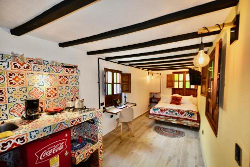 Schlafzimmer mit einem Bett und einem Schreibtisch mit einem Waschbecken in der Unterkunft Casa Moline Blue in Bogotá