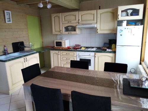 Kuchyň nebo kuchyňský kout v ubytování Chalet bois