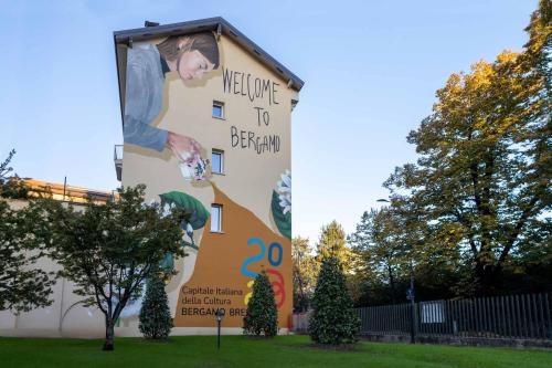 een billboard met een persoon die in de lucht springt bij AR Suites&Art in Bergamo